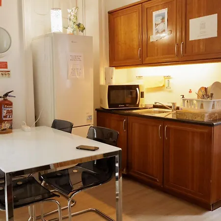 Hostal White House *
