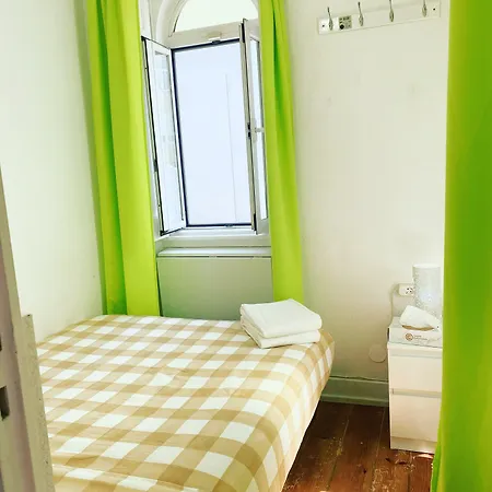 White House بيت شباب Lisboa