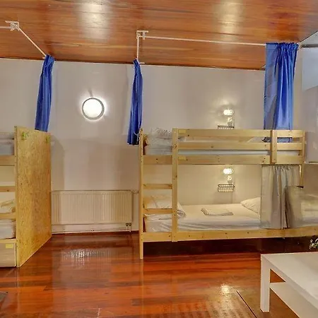 White House Hostel *