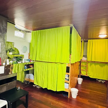 White House Hostal *